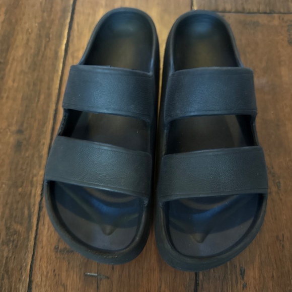 Old navy sandals bundle - Picture 2 of 5